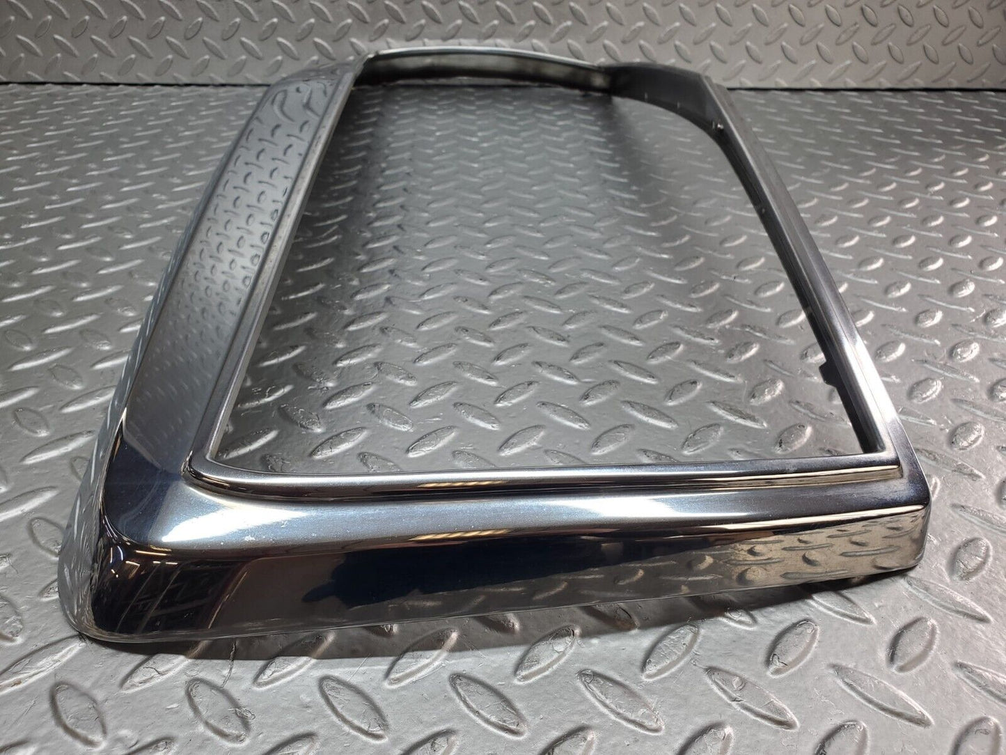 45724 Mercedes-Benz W126 420SE Bonnet Grill Chrome Frame
