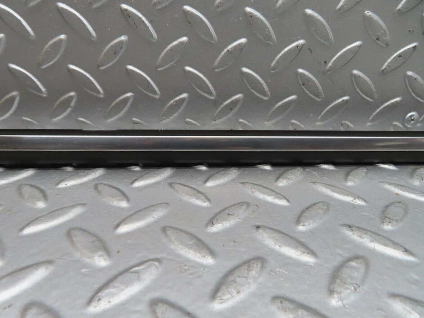 15834 Mercedes-Benz W123 280E Front Left Fender Wing Centre Moulding Trim