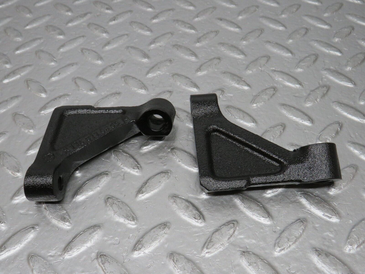 32757 Mercedes-Benz C107 R107 350 V8 Engine Mount Bracket Pair 1160110895 1160110995