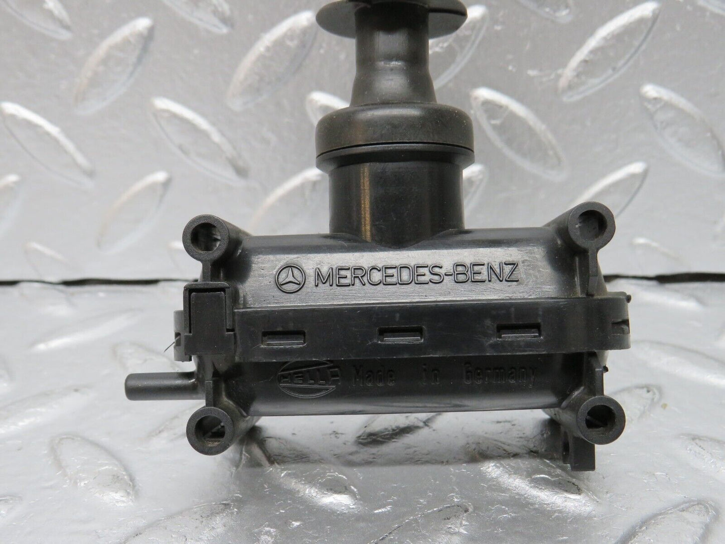 30715 Mercedes-Benz W201 190E 2.0L Rear Right Door Lock Vacuum Actuator