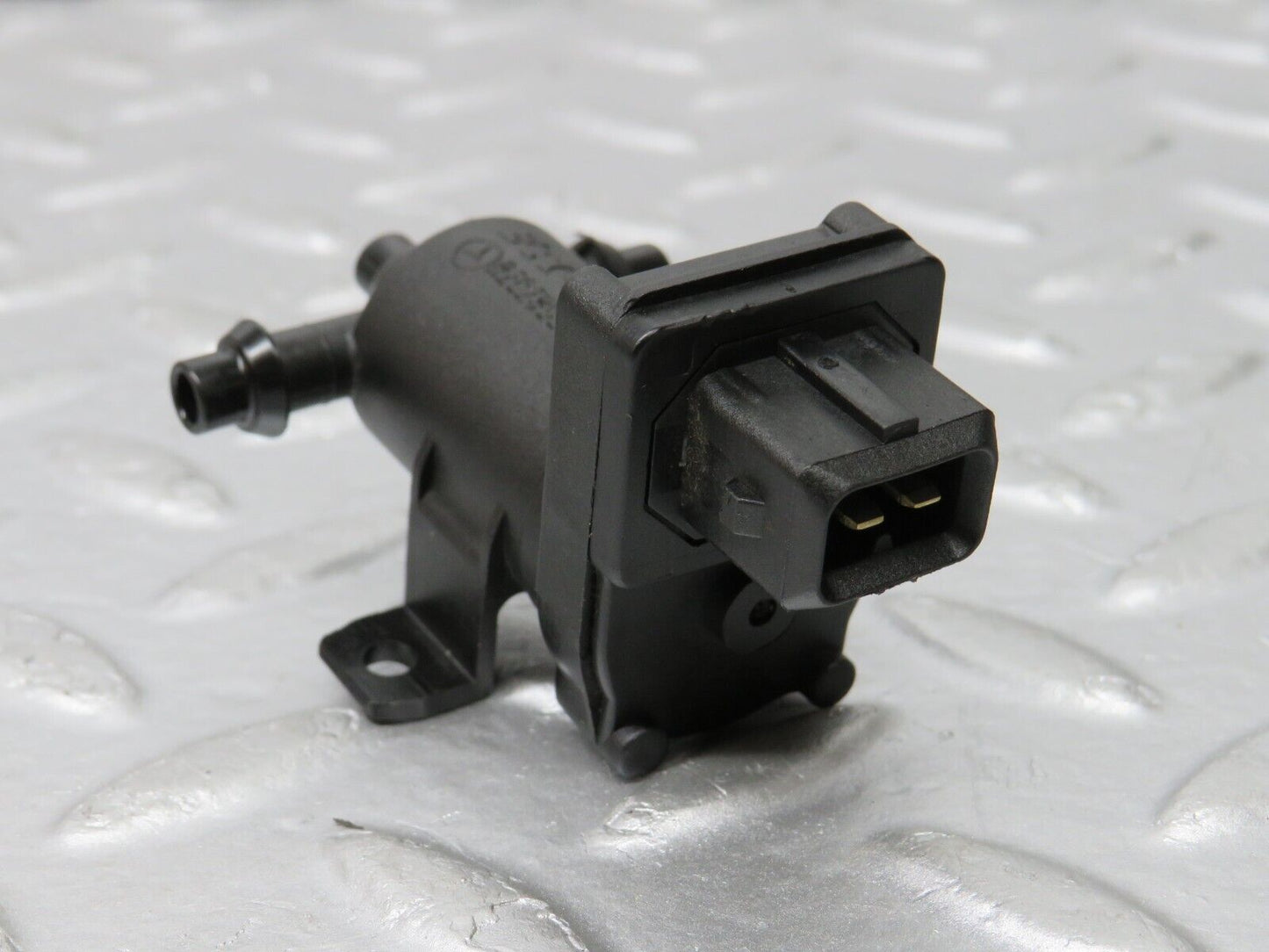 33482 Mercedes-Benz W202 C180 Heater Control Vacuum Valve 2028000178