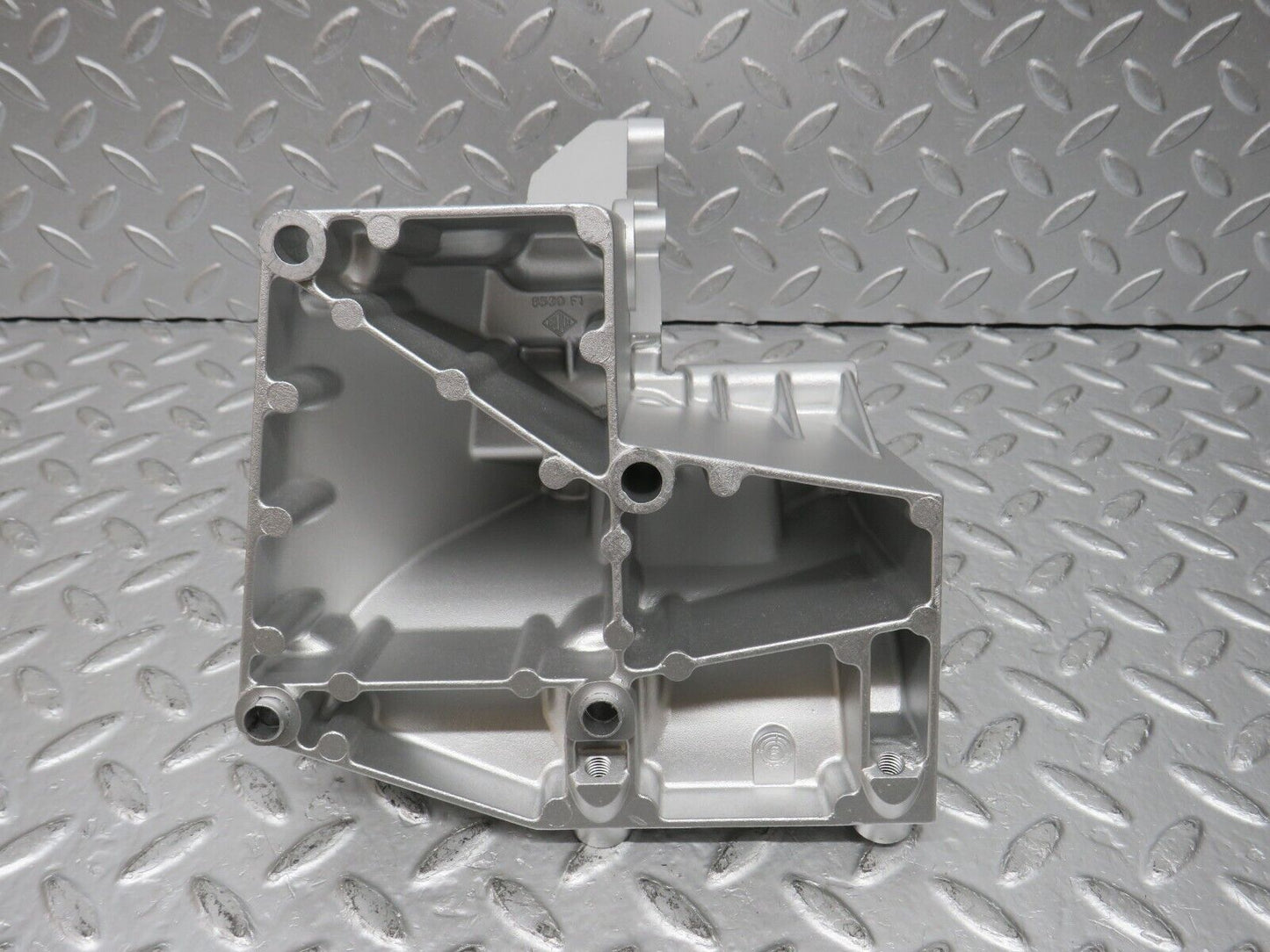 32662 Mercedes-Benz S124 300TE Wagon Power Steering Pump Bracket 1264660641