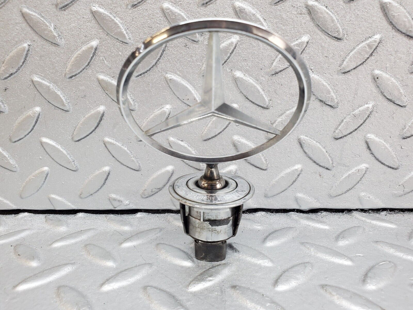 44752 Mercedes-Benz W124 220E Front Emblem Badge