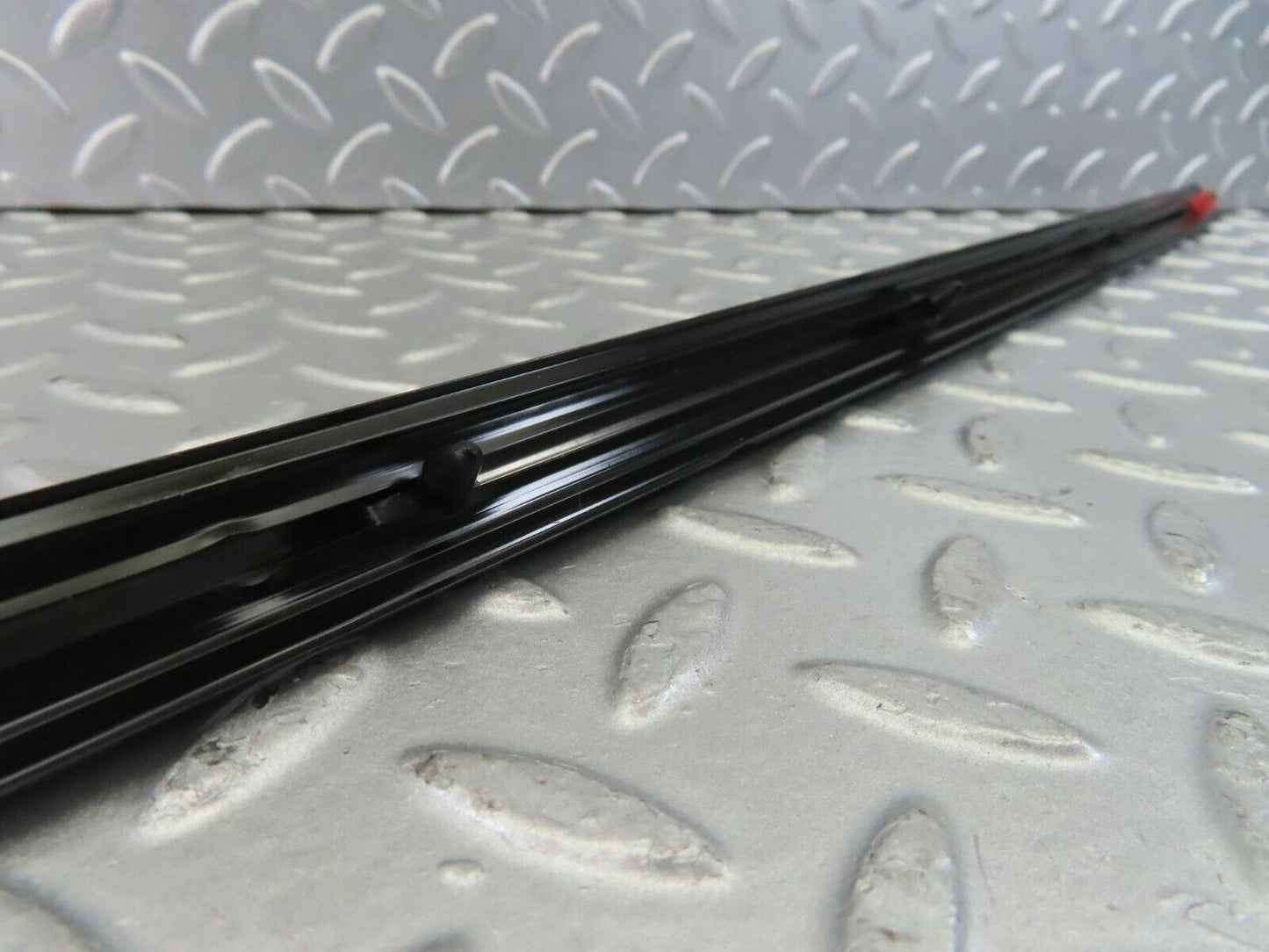 10252 Mercedes-Benz W123 Front Left Door Centre Moulding Trim