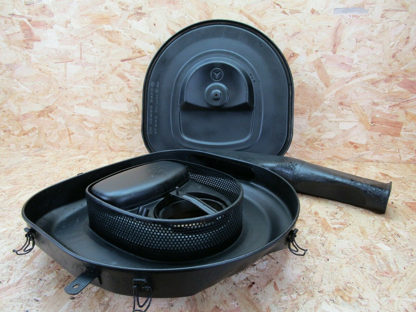 2137 Mercedes-Benz W116 350SE Air Filter Housing 4517485106