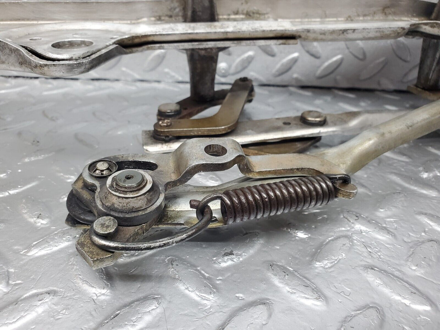 45819 Mercedes-Benz W126 420SE Windscreen Wiper Mechanism Linkage 1268206042