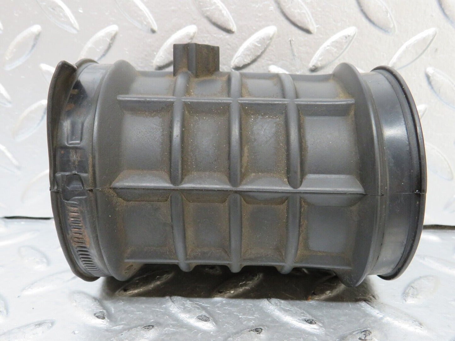 25840 Mercedes-Benz W124 280E Air Intake Pipe 1041410990