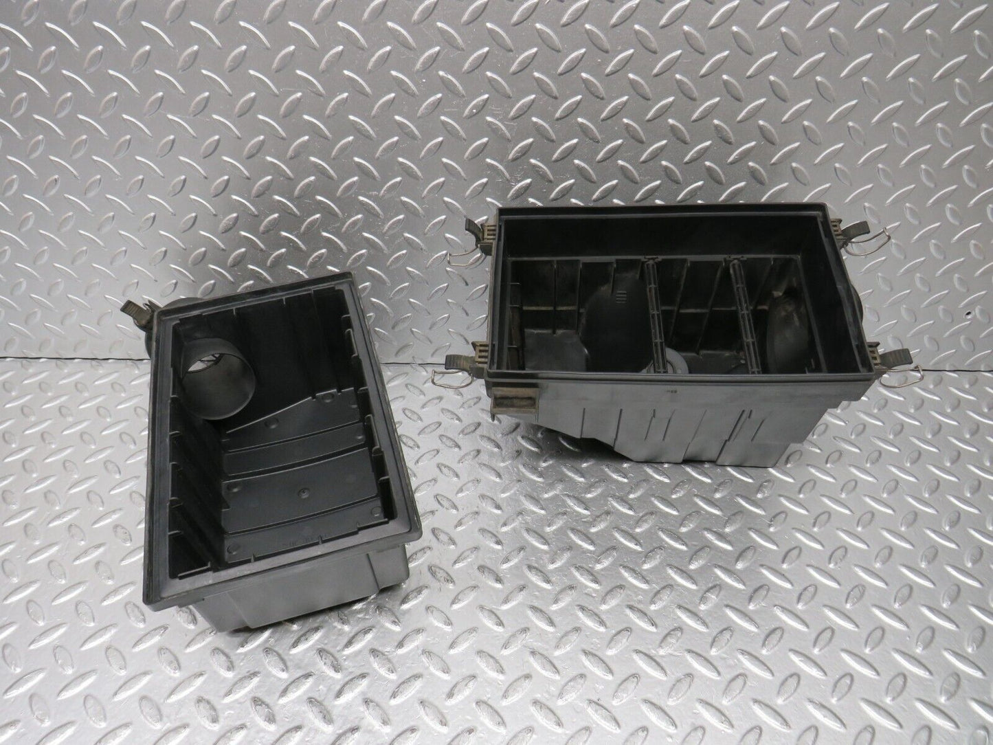 31203 Mercedes-Benz S124 220TE Wagon Air Filter Housing 1110940102