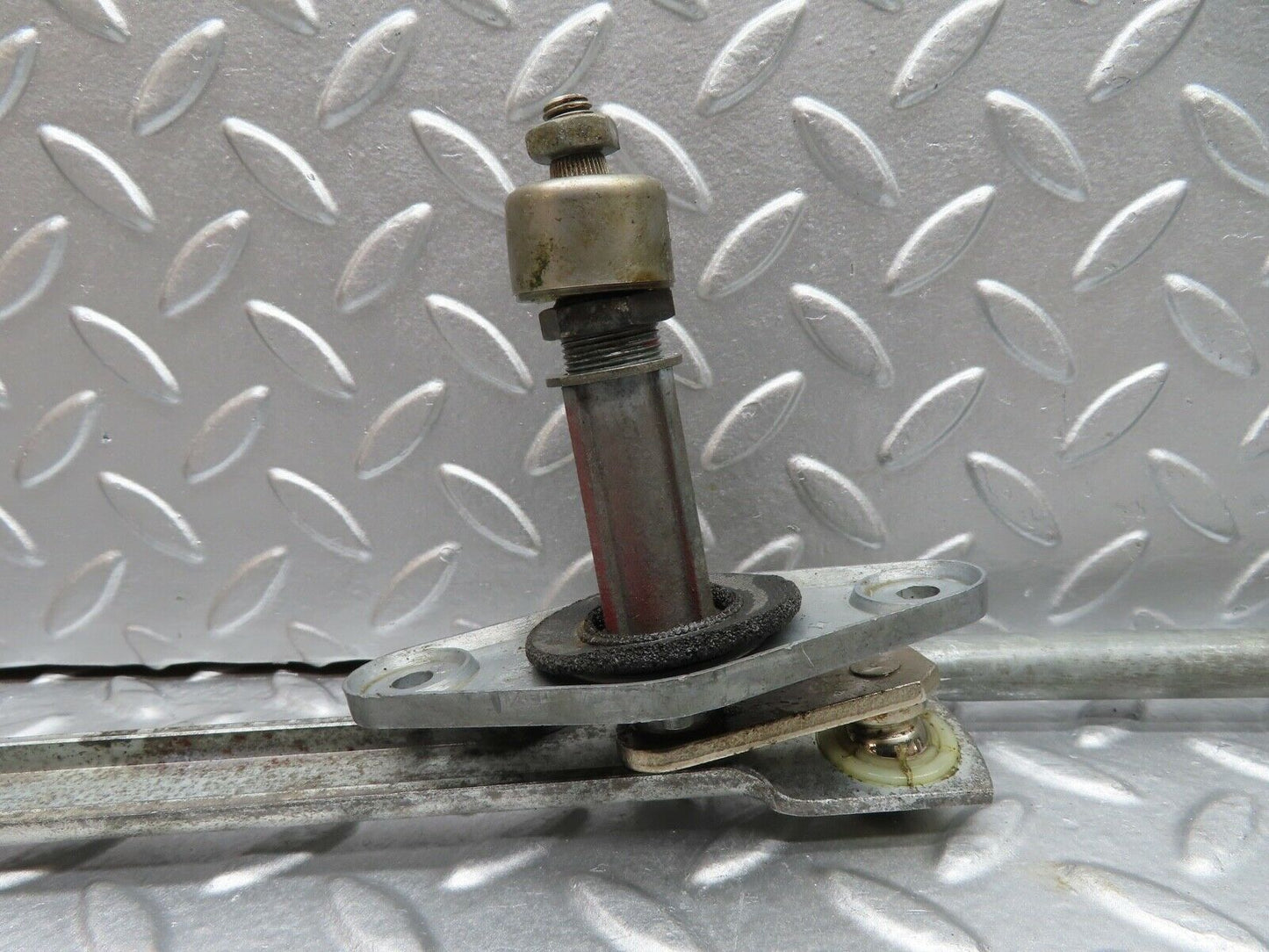 20331 Mercedes-Benz W114 280CE Coupe Windscreen Wiper Linkage