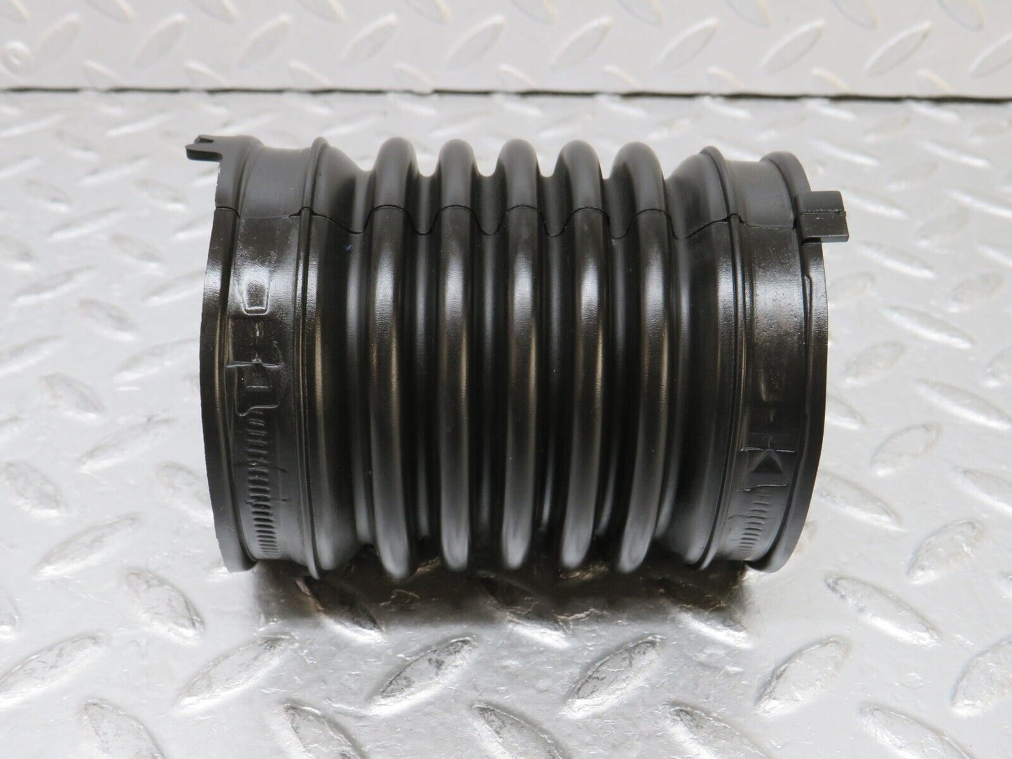 37813 Mercedes-Benz A124 320E Cabriolet Air Intake Hose Pipe 1040940191