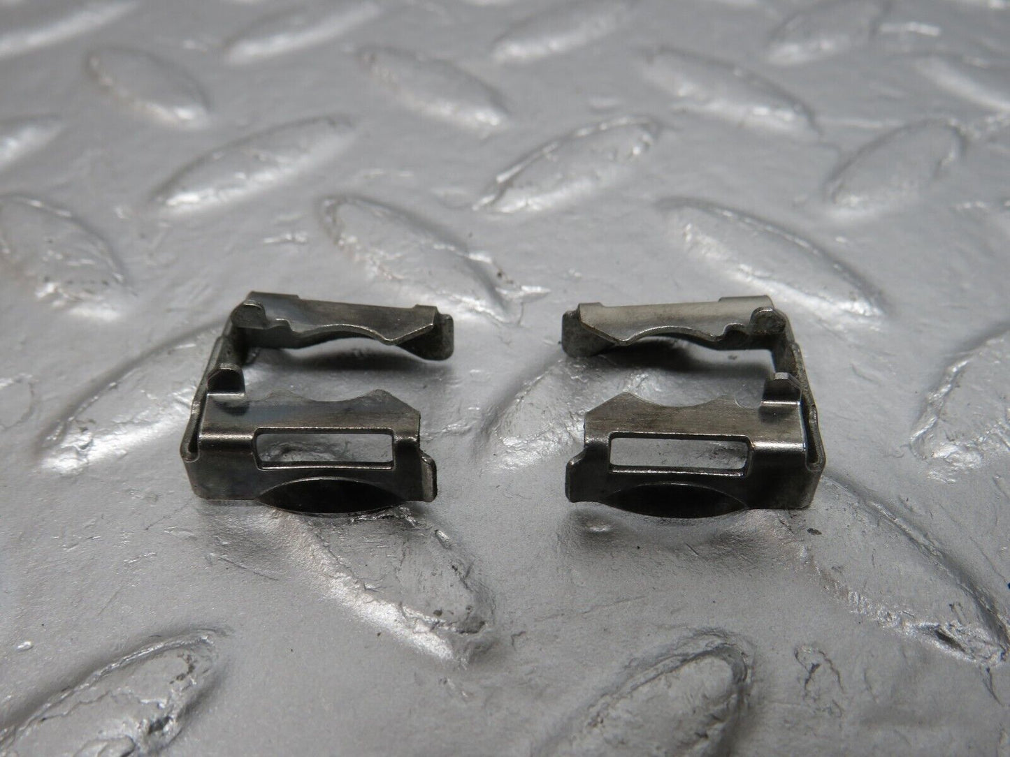 39776 Mercedes-Benz R129 320SL Coupe Fuel Injector Bracket 2x
