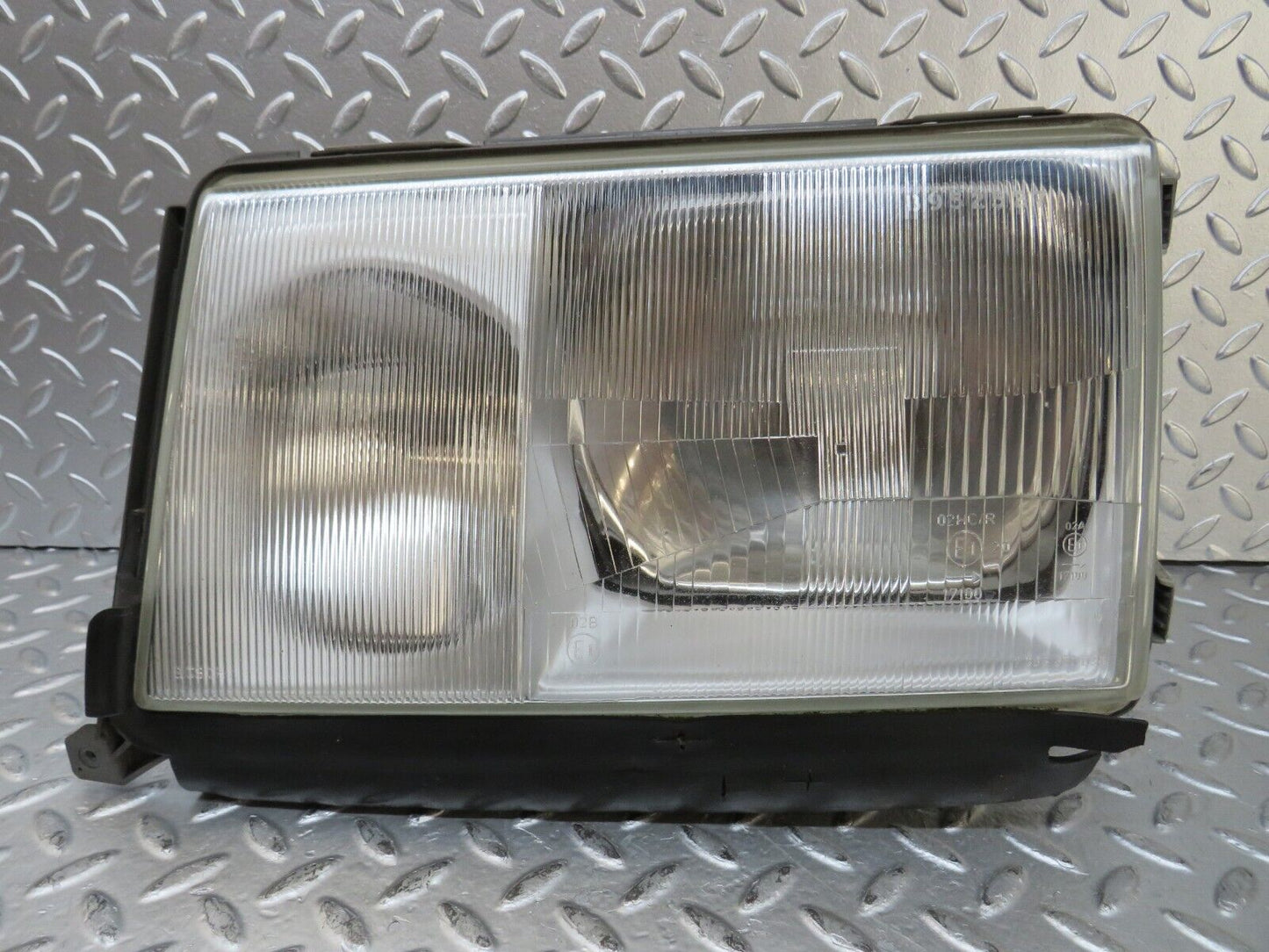 26545 Mercedes-Benz C124 220CE Headlight Bosch Left Side 1248200959 0301079705