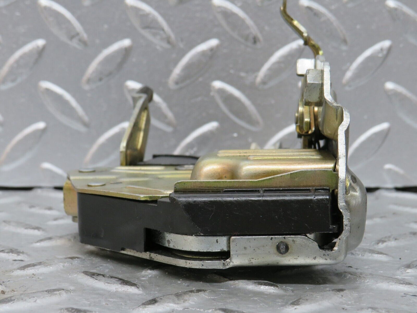 27669 Mercedes-Benz S124 300TE Wagon Front Right Door Lock Mechanism