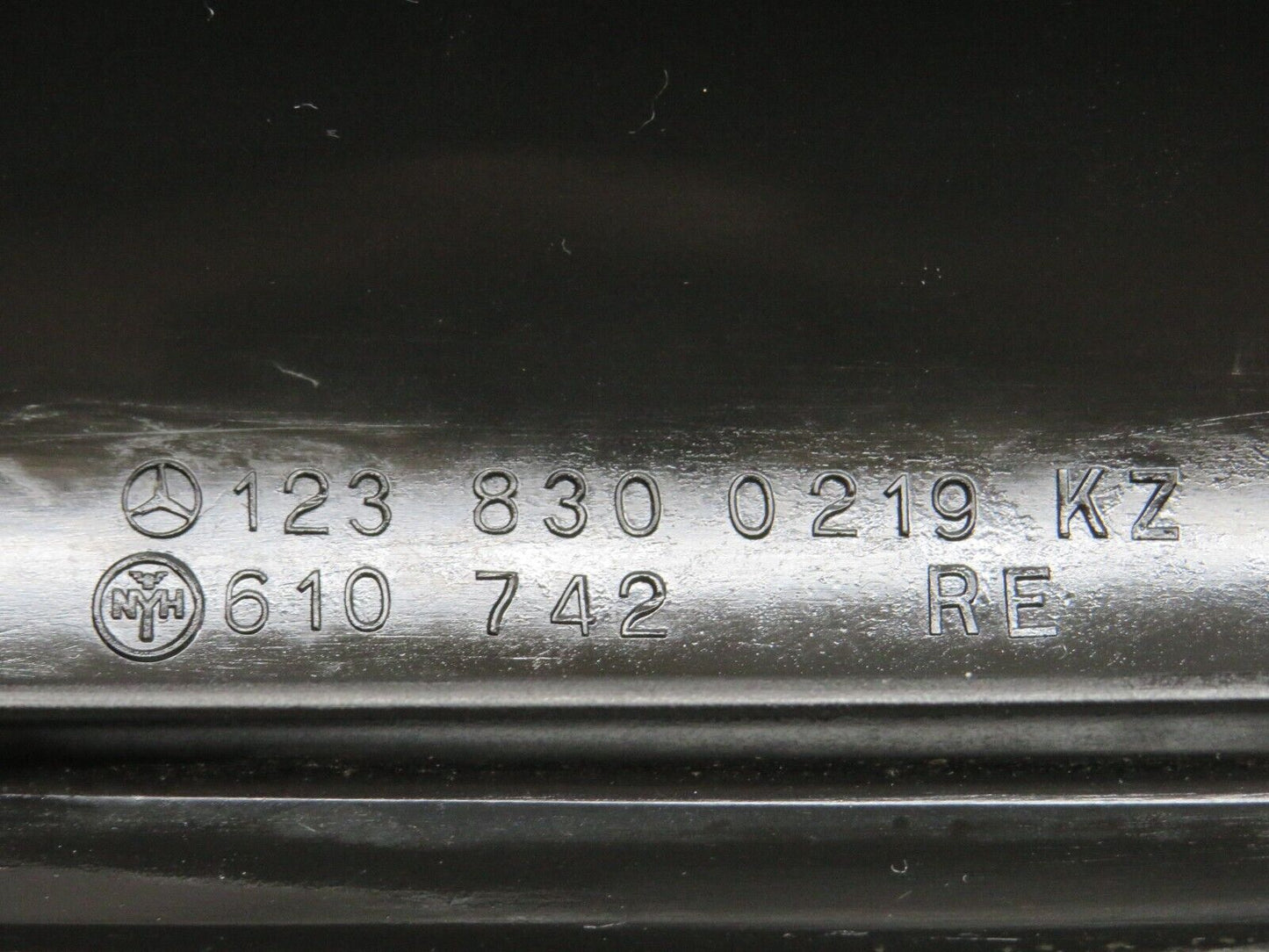 28594 Mercedes-Benz W123 230E Air Duct Vent Left And Right