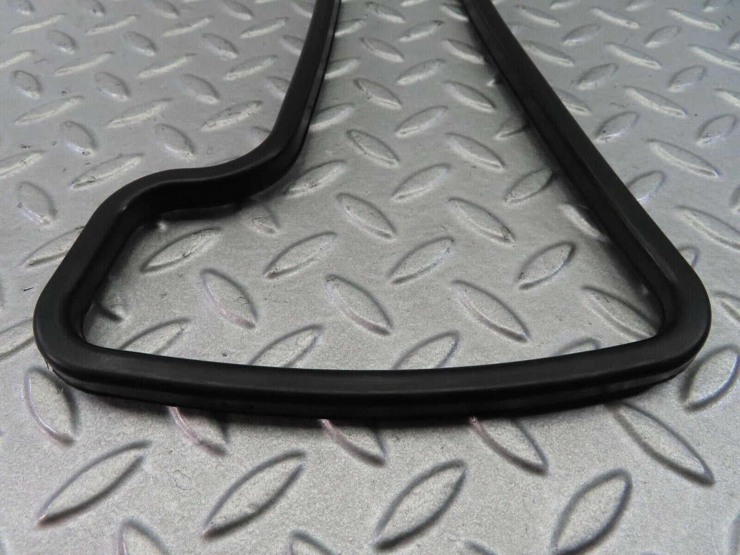 8102 Mercedes-Benz W123 Valve Cover Gasket Seal