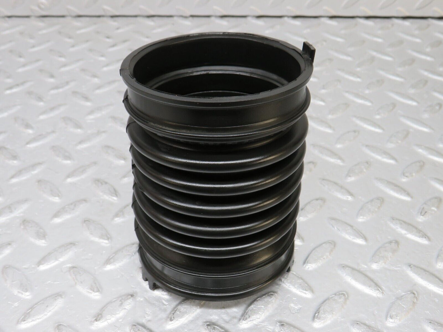 37813 Mercedes-Benz A124 320E Cabriolet Air Intake Hose Pipe 1040940191