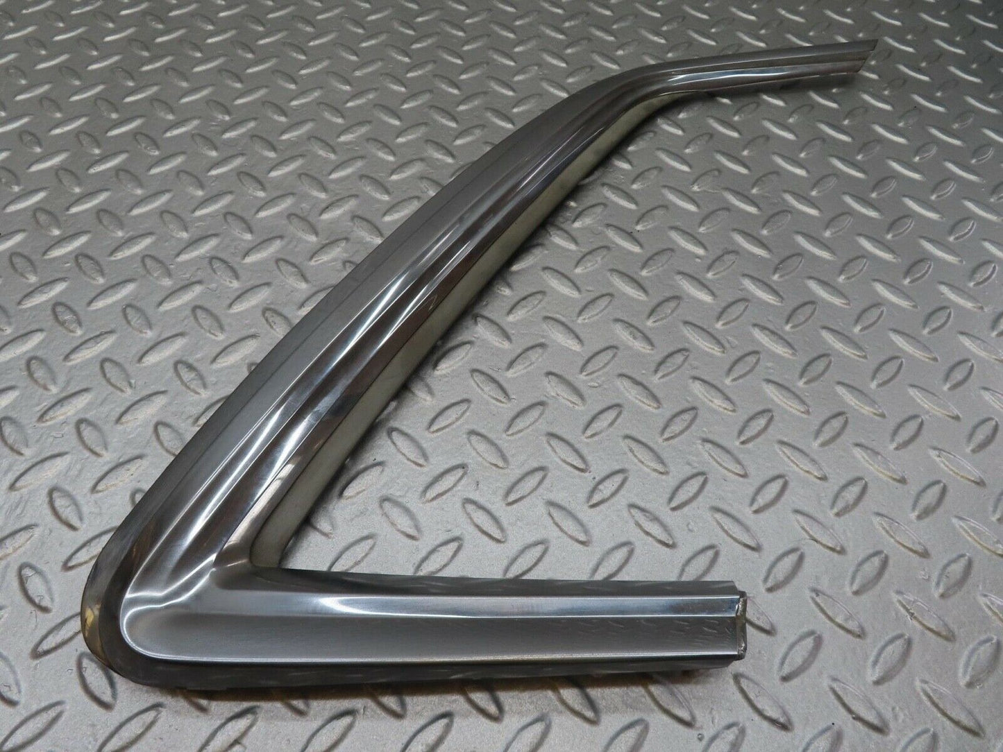14010 Mercedes-Benz C107 280SLC Quarter Window Trim Right 1076980289