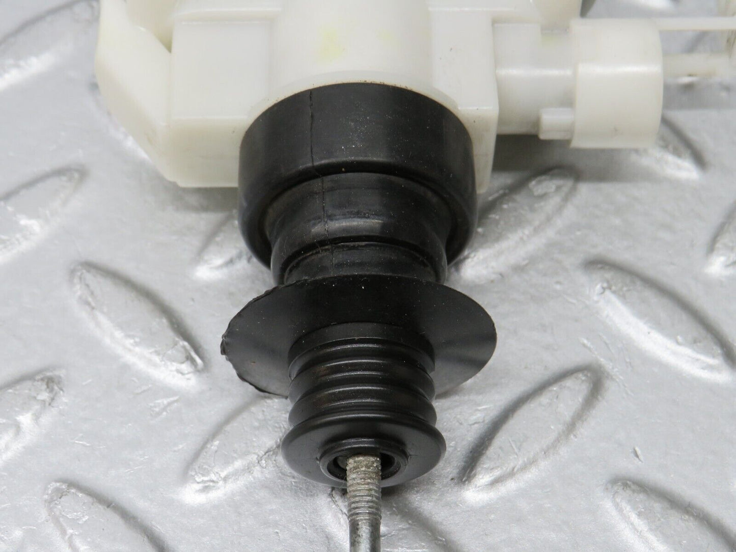 36149 Mercedes-Benz W126 420SE Front Right Door Lock Vacuum Actuator