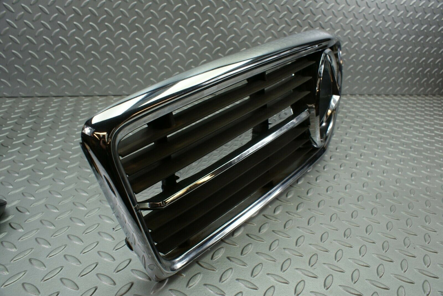 2711 Mercedes-Benz C107 350SLC Coupe Bonnet Grill Chrome