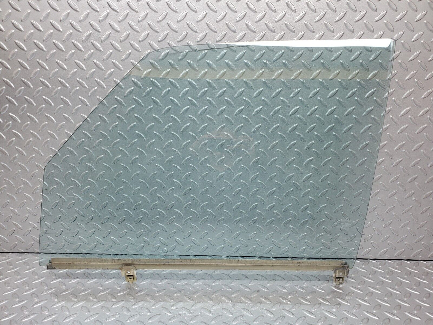 44365 Mercedes-Benz W123 280E Front Left Door Window Glass