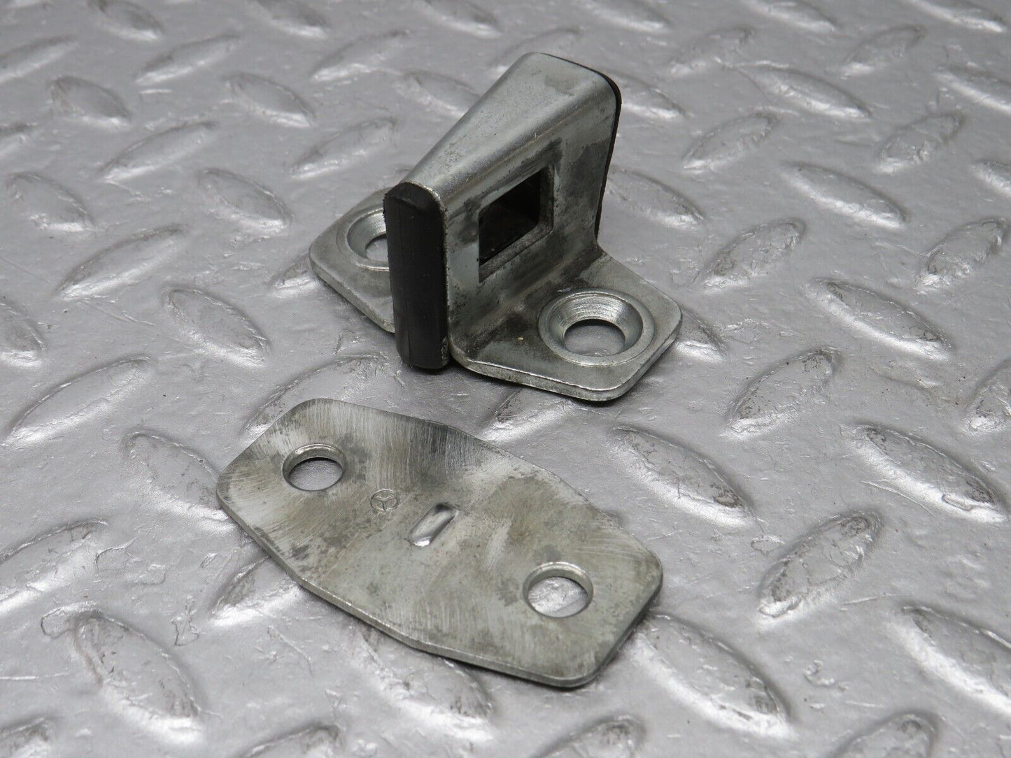 36614 Mercedes-Benz W201 190E 2.0L Door Lock Latch