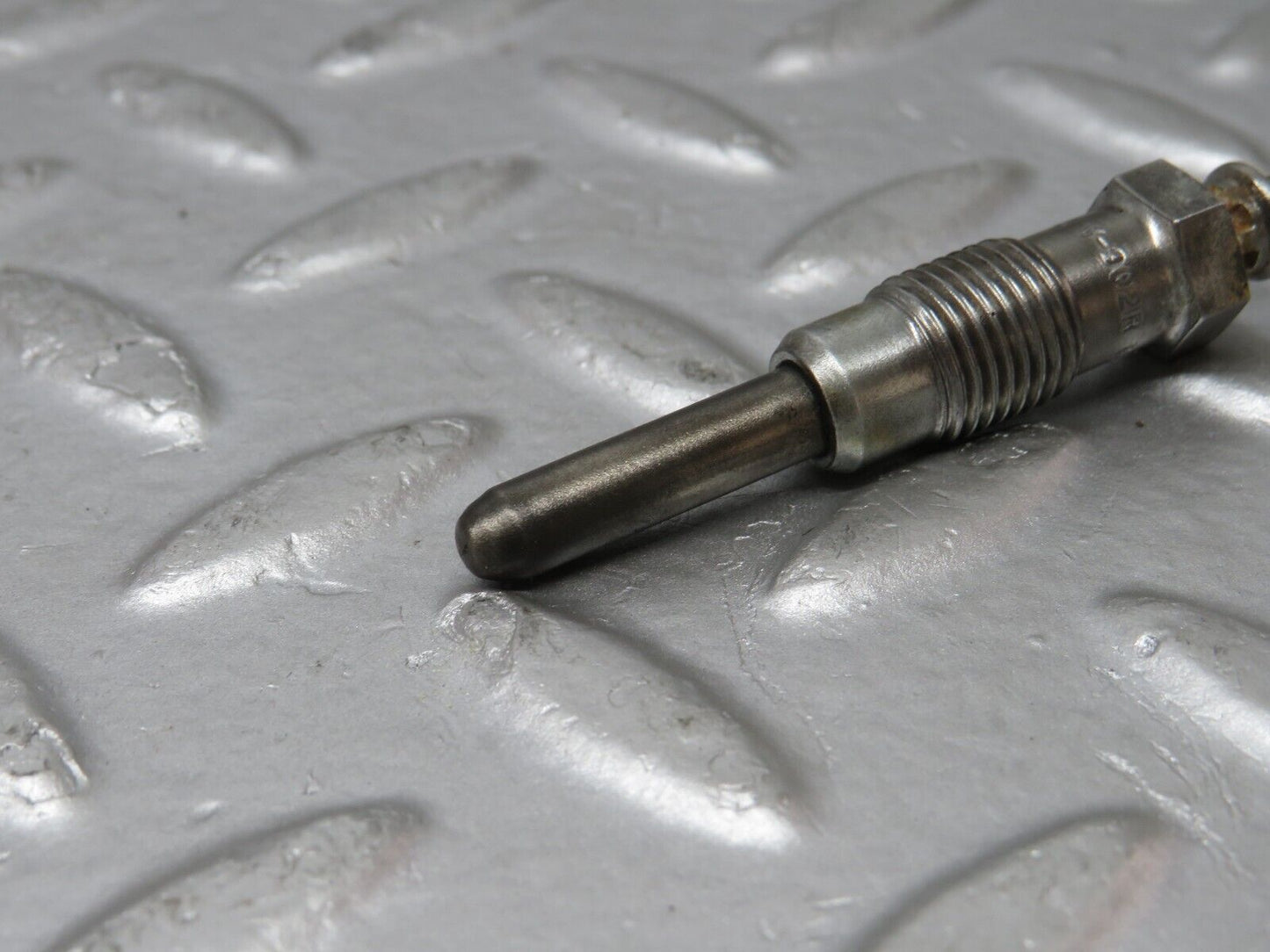 32896 Mercedes-Benz W123 300D Glow Plug Bosch Y-902R 046