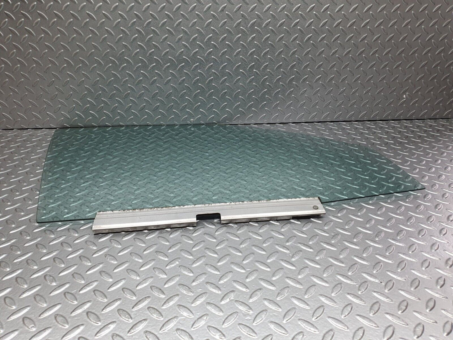 41409 Mercedes-Benz W124 200E Front Right Door Window Glass