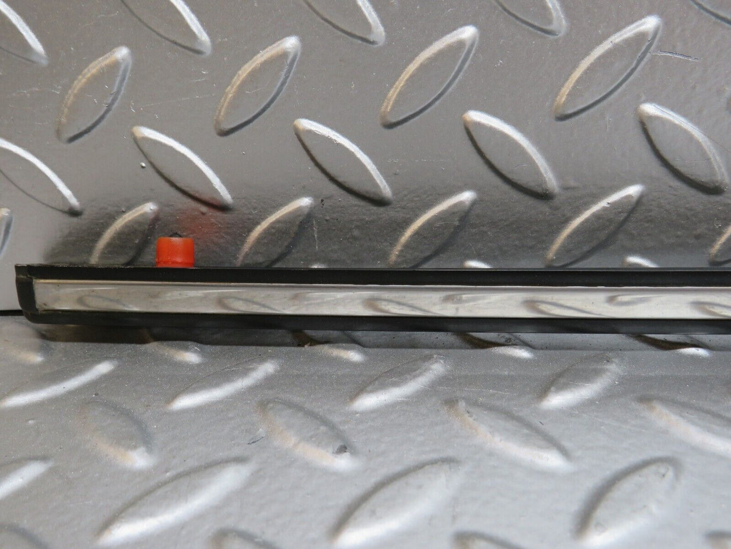 27959 Mercedes-Benz W123 280E Rear Left Fender Centre Moulding Trim