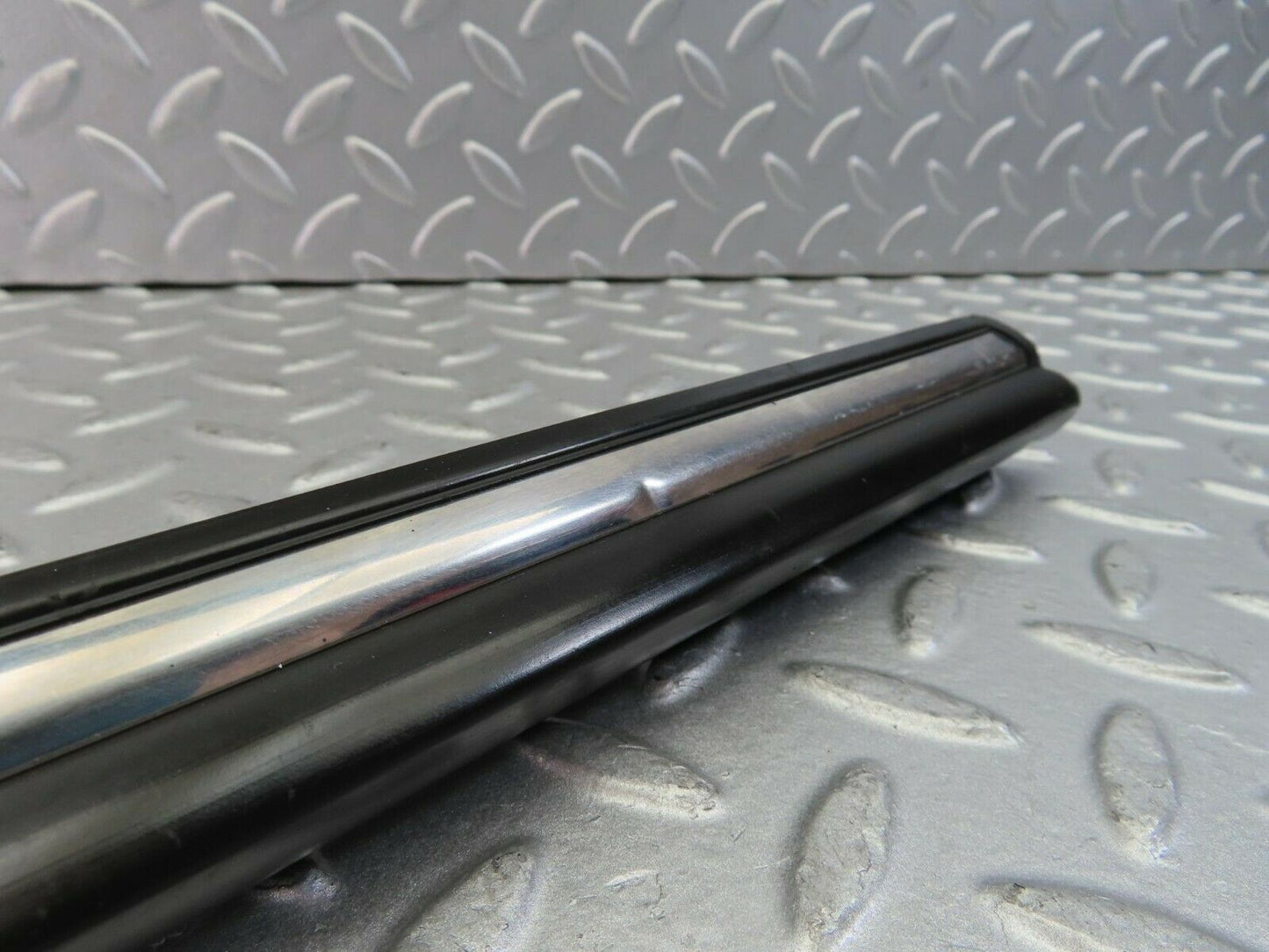 10292 Mercedes-Benz W116 Front Left Door Centre Moulding Trim
