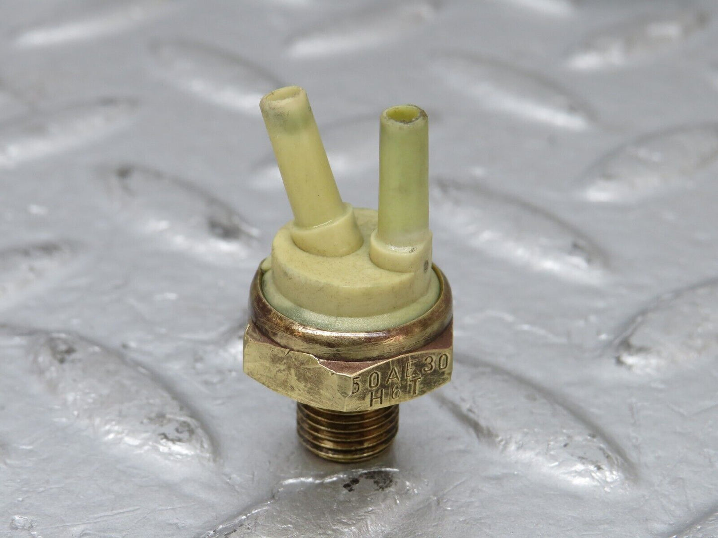 34514 Mercedes-Benz C126 380SEC Coupe EGR Vacuum Thermo Valve 0001408060