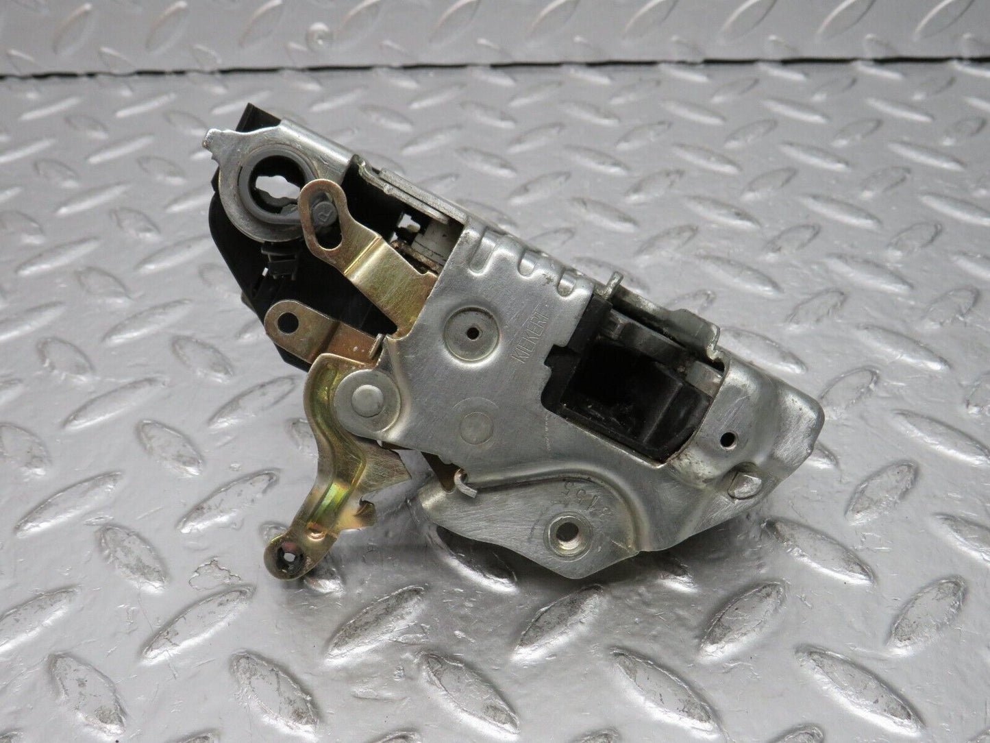 31391 Mercedes-Benz S124 220TE Wagon Front Right Door Lock Mechanism