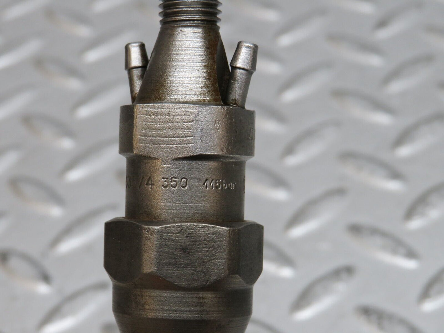 28503 Mercedes-Benz S123 240D Wagon Fuel Injector Bosch KCA30S35/4