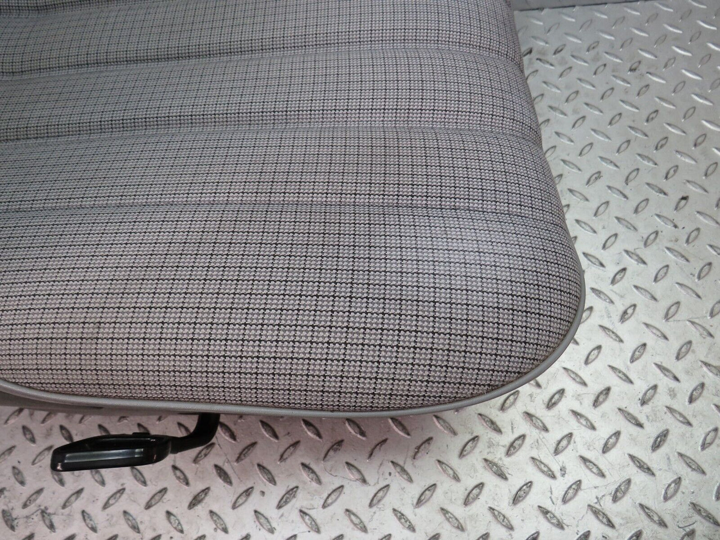 33706 Mercedes-Benz W201 190E 2.0L Front Right Driver Seat