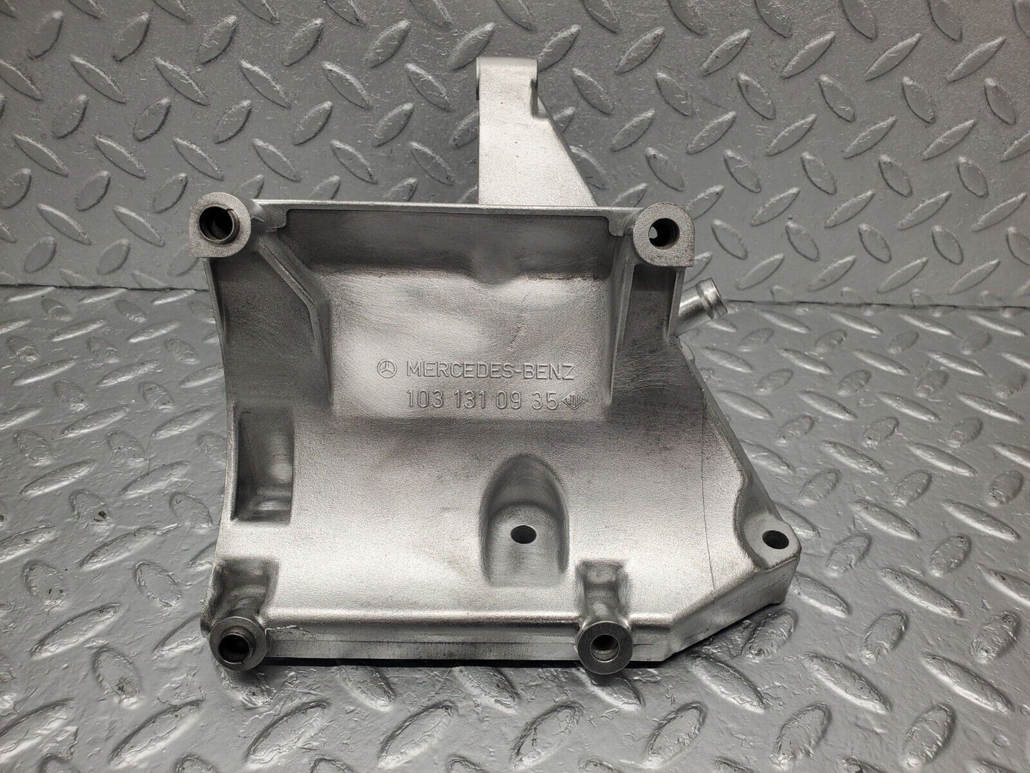 46162 Mercedes-Benz W124 280E Power Steering Pump Bracket 1031310935