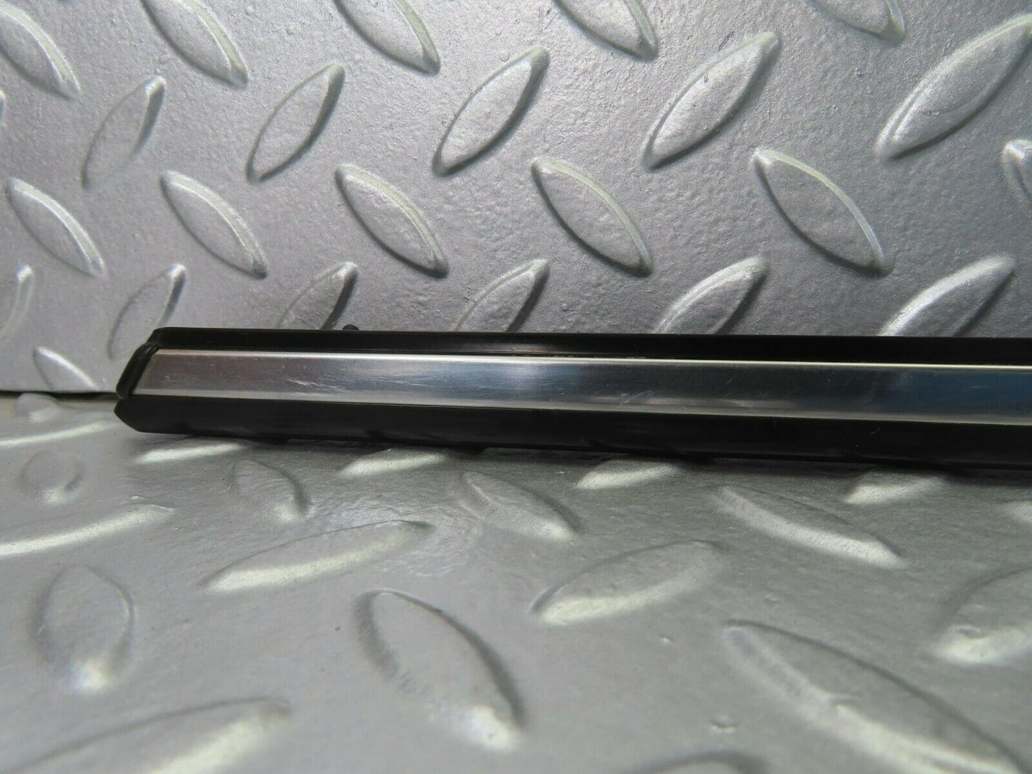 10259 Mercedes-Benz W123 Front Right Door Centre Moulding Trim
