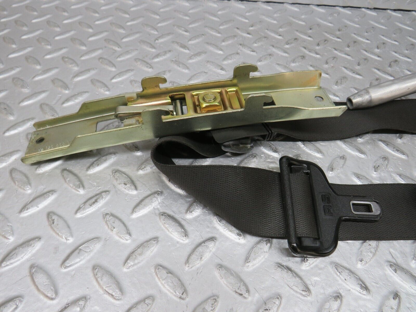 36317 Mercedes-Benz W126 420SE Front Right Seat Belt 1268604086 1268680011
