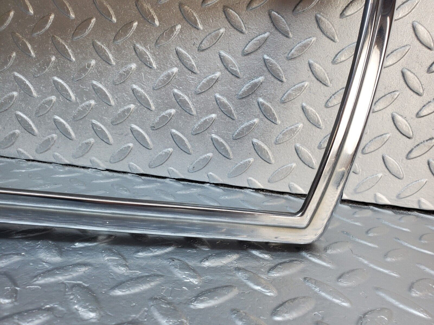 45724 Mercedes-Benz W126 420SE Bonnet Grill Chrome Frame
