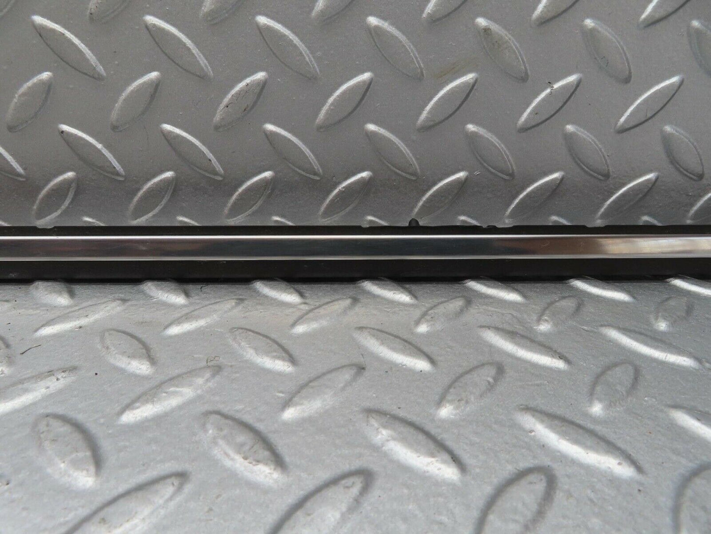 13443 Mercedes-Benz W123 200 Front Right Fender Centre Moulding Trim