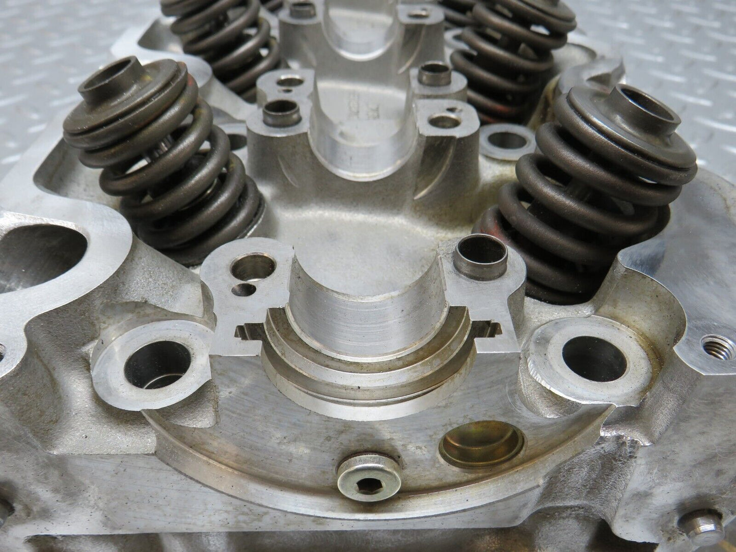 32692 Mercedes-Benz S124 300TE Wagon Cylinder Head 1030161001