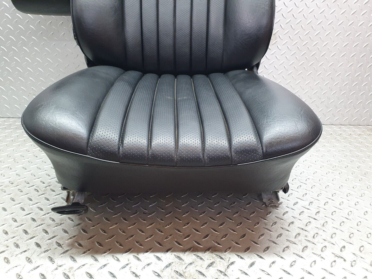 40807 Mercedes-Benz W123 300D Front Left Seat Leather Black