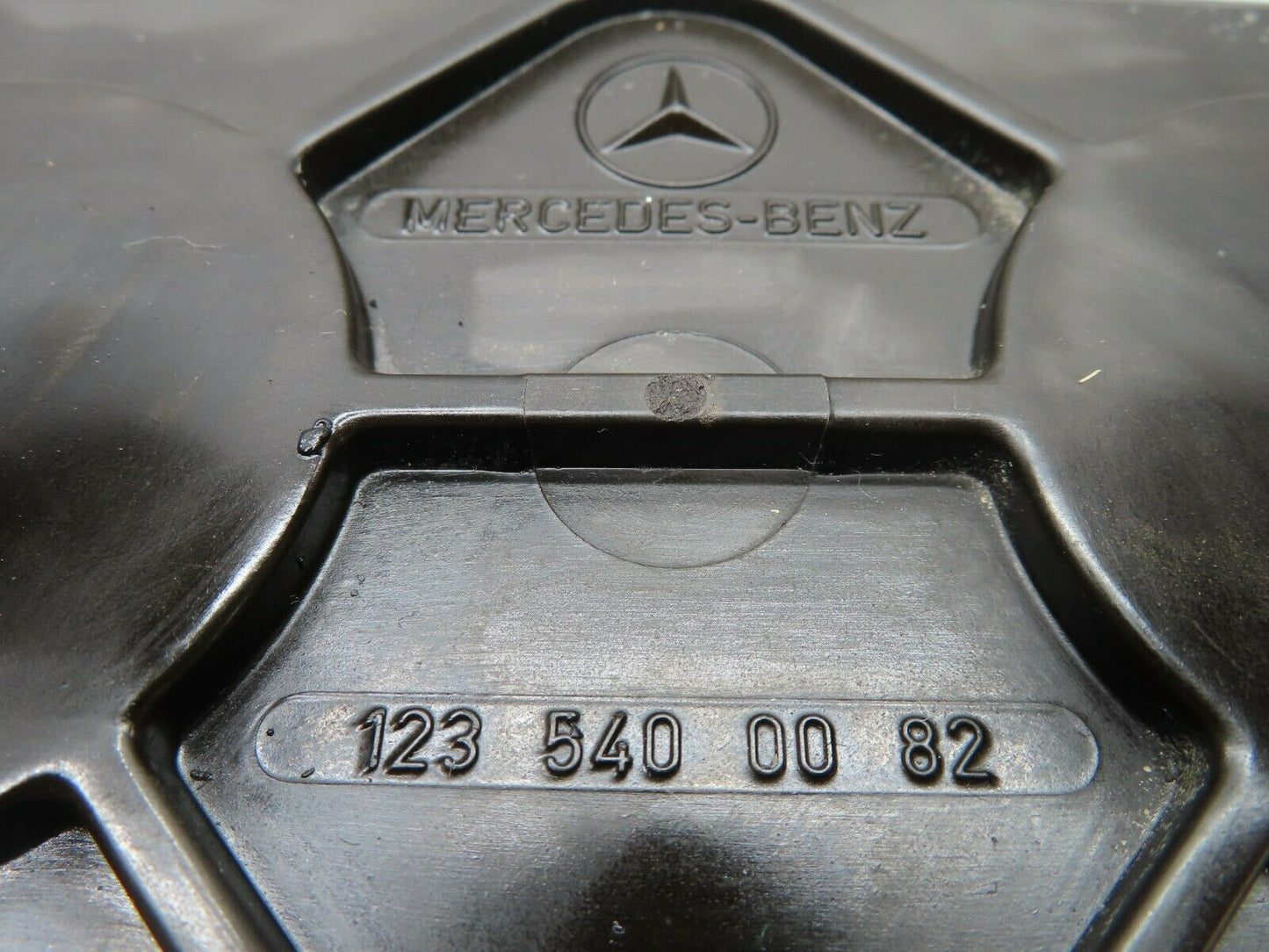 17973 Mercedes-Benz W123 200 Fuse Box Cover Lid 1235400082/1235450200