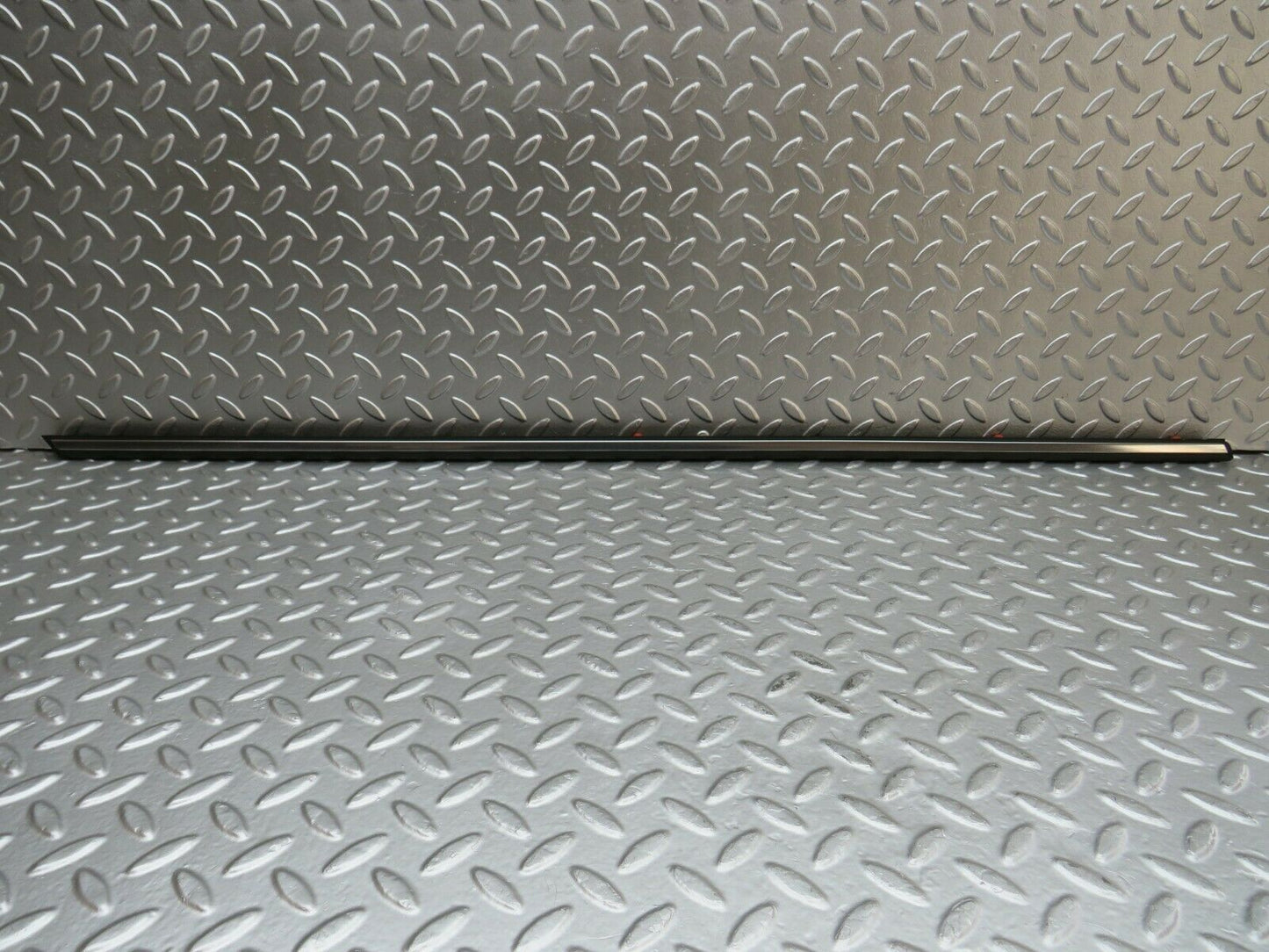 24008 Mercedes-Benz W123 280E Front Left Door Centre Moulding Trim