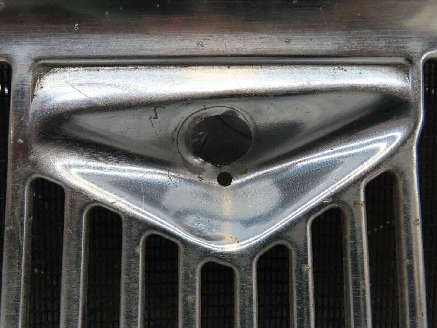 14208 Mercedes-Benz W116 350SE Air Intake Chrome Grill
