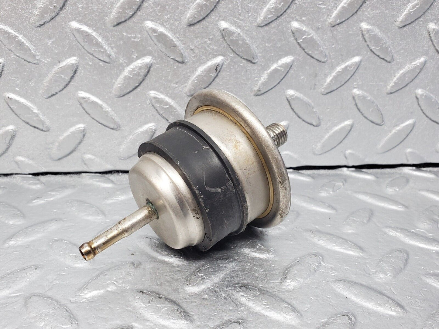 45959 Mercedes-Benz W126 420SE Fuel Pressure Regulator Bosch 0004761021
