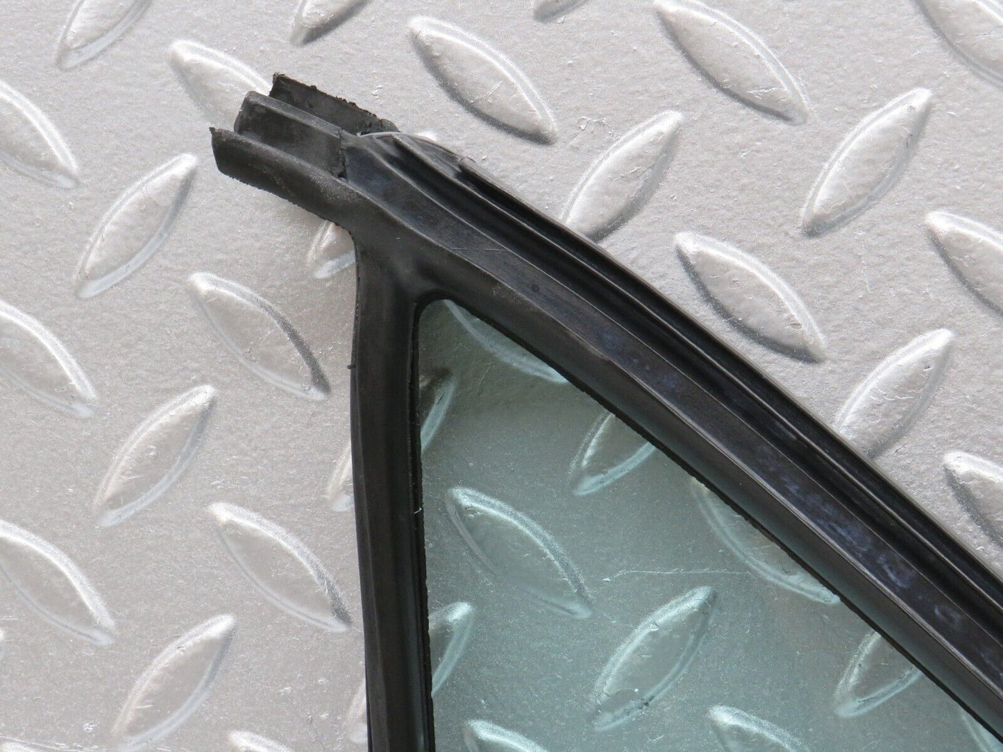 33144 Mercedes-Benz W126 Rear Right Quarter Window Glass 1267350224