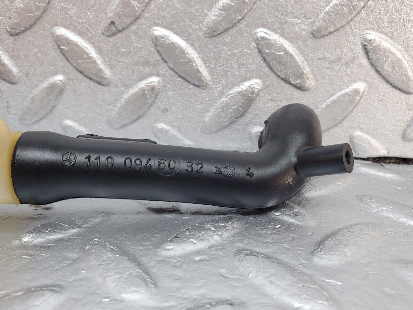 45396 Mercedes-Benz 280E M110.983 Air Intake Pipe 1100946082 1100944582