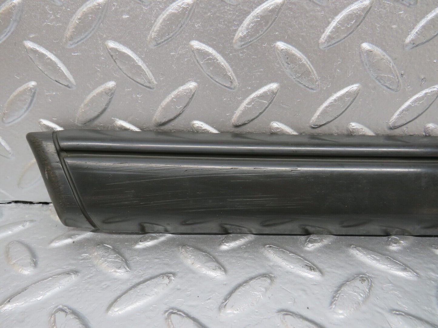 33997 Mercedes-Benz W124 260E Front Left Fender Wing Centre Moulding Trim