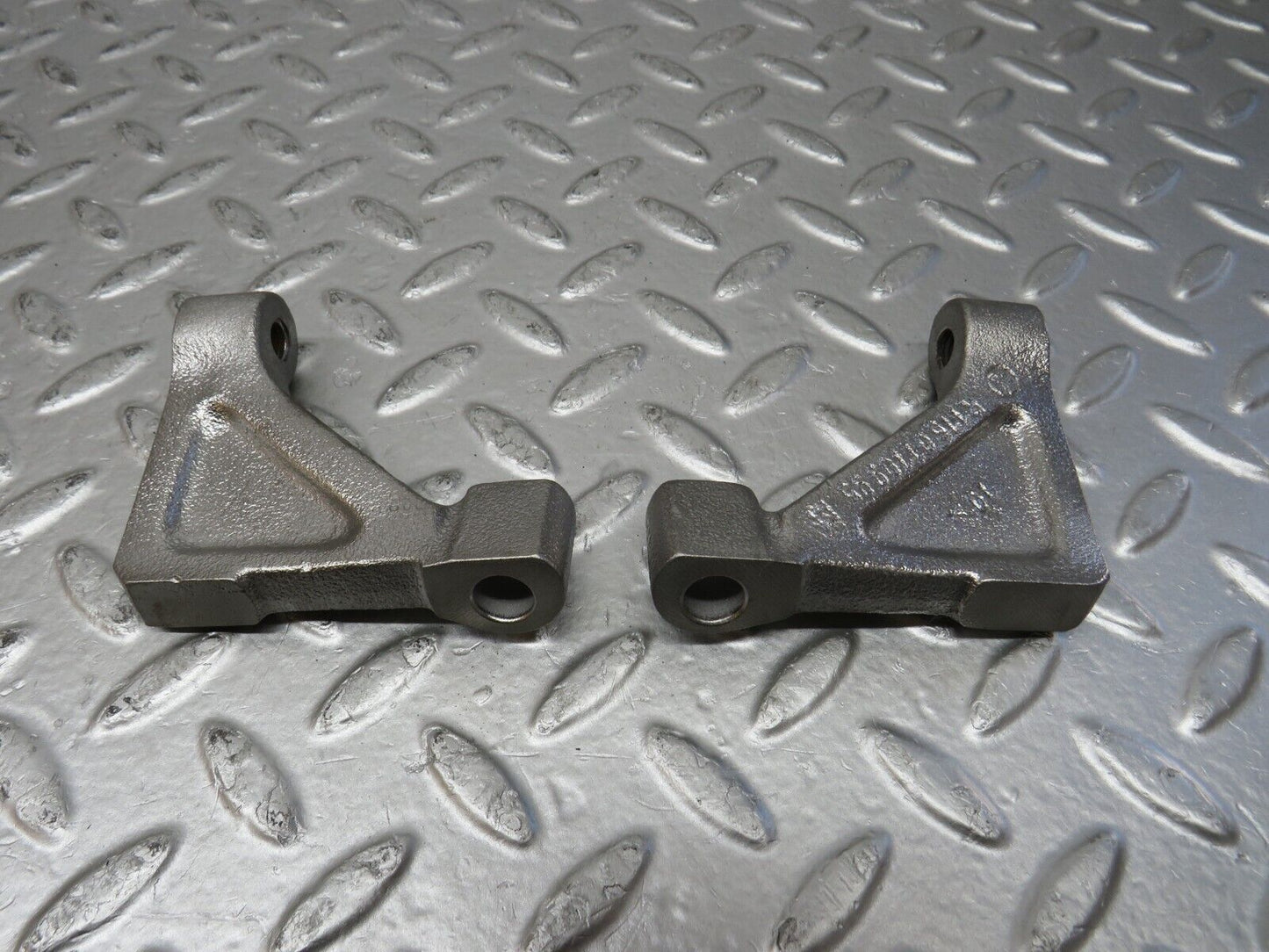 32873 Mercedes-Benz C107 R107 Engine Mount Bracket Pair 1160110895 1160110995