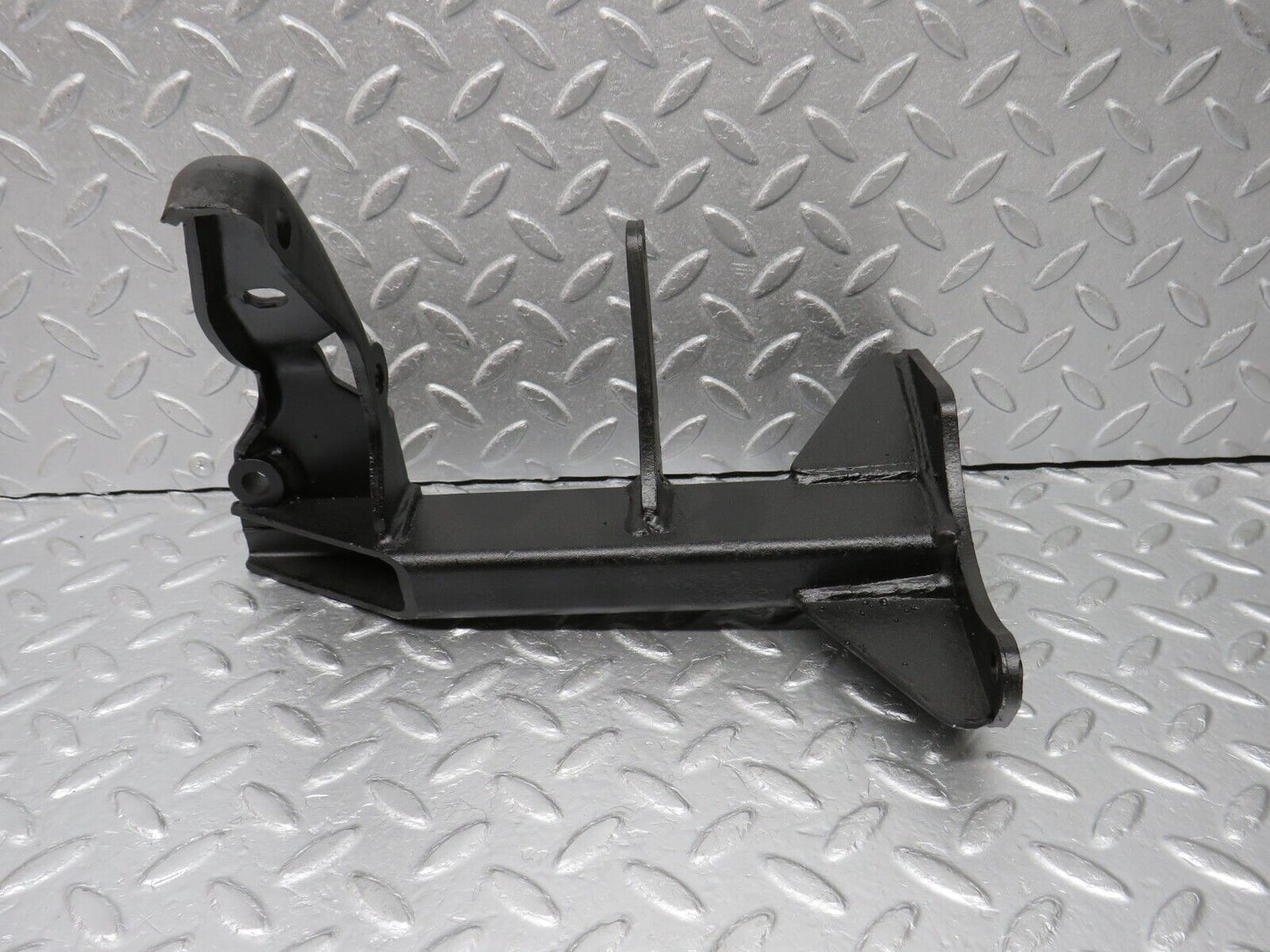 39290 Mercedes-Benz R107 500SL Air Condition Compressor Mount Bracket