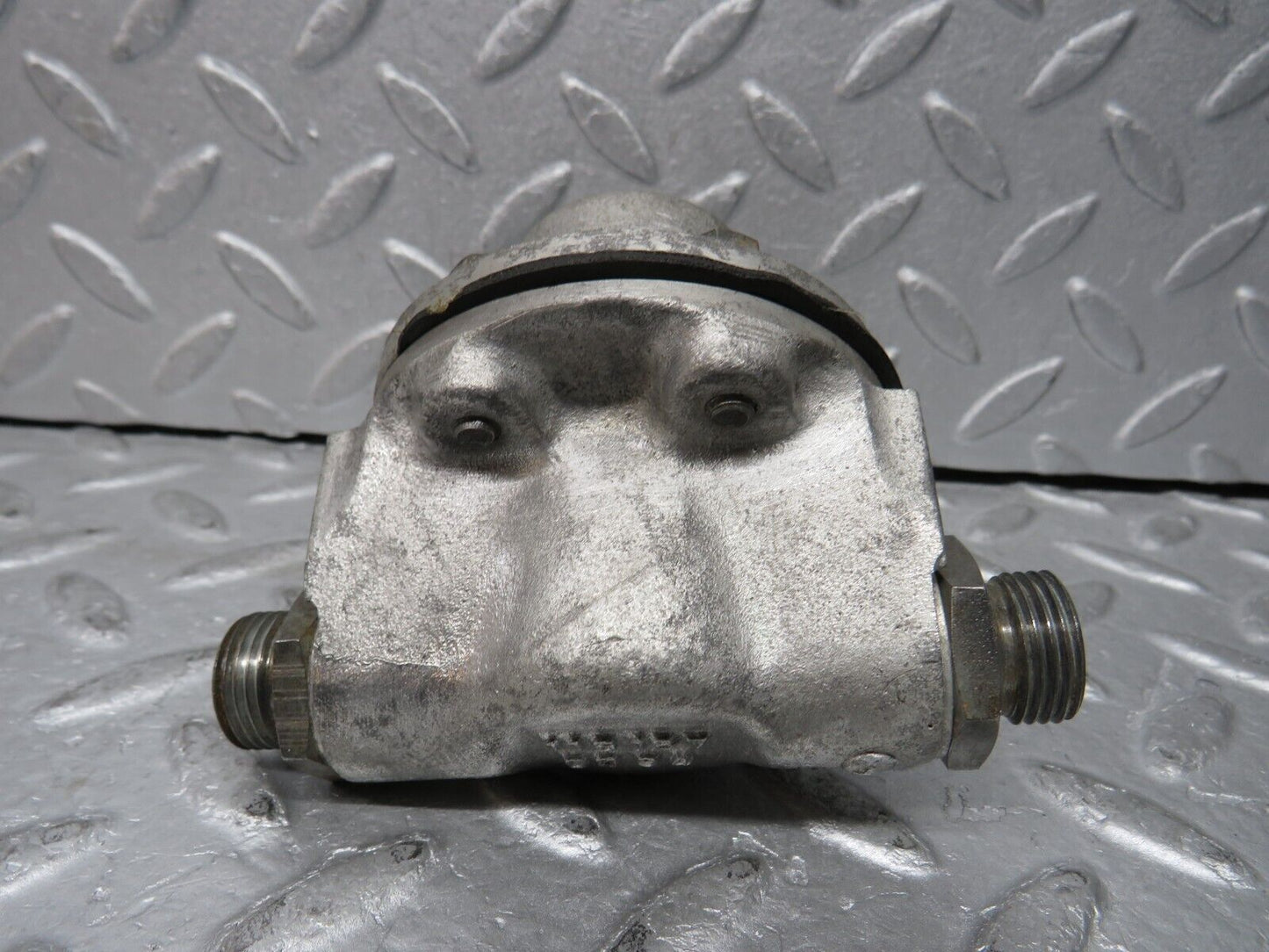 37647 Mercedes-Benz W109 300SEL Oil Pressure Damper 1161870094 1161870096
